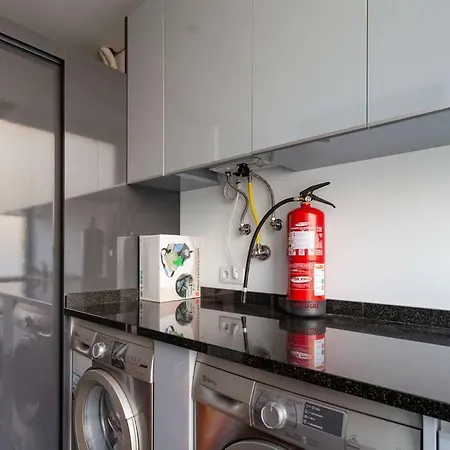 Private Modern Home, Fully Equipped 7kms To Centre