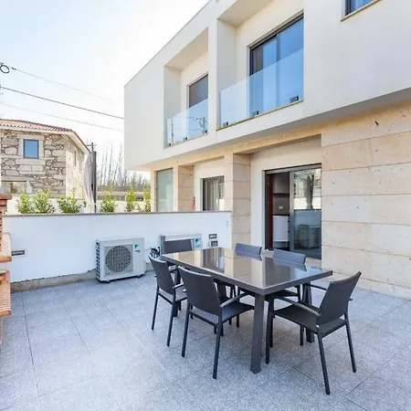 Private Modern Home, Fully Equipped 7kms To Centre Holiday home *