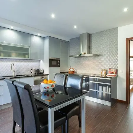 Private Modern Home, Fully Equipped 7kms To Centre