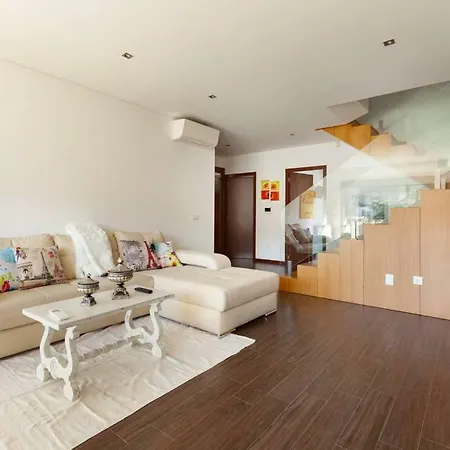 Private Modern Home, Fully Equipped 7kms To Centre Tatil Evi